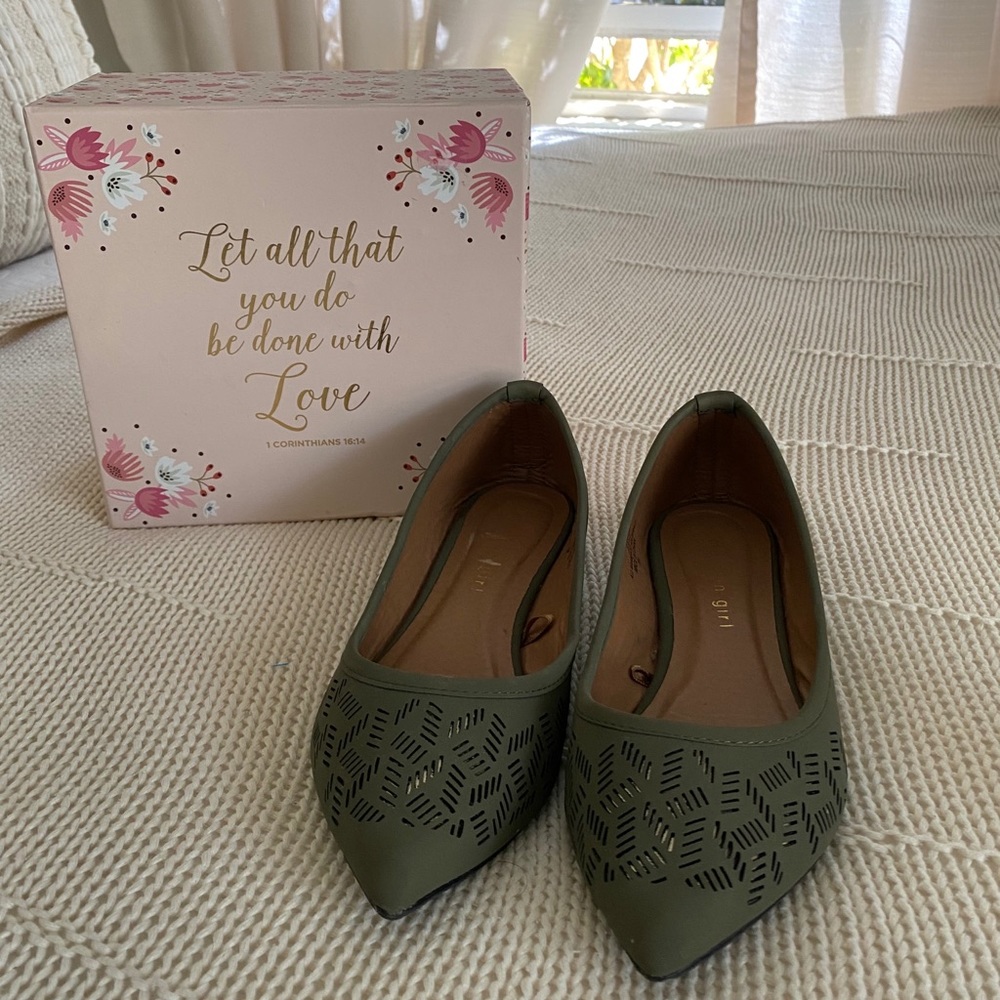 Shoes: Flats